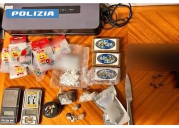 Il giovane italiano è indagato anche per porto abusivo di armi