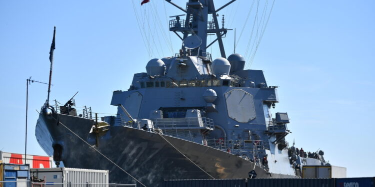 In arrivo una nave da guerra e un corpo dei Marines