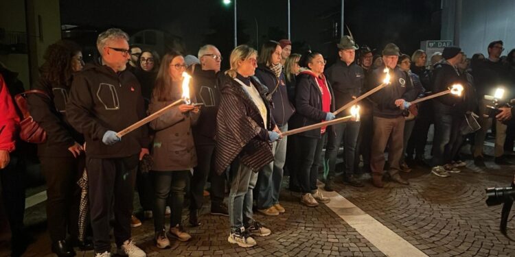 In 400 per la donna uccisa a coltellate dall'ex compagno