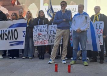 Intorno ai manifestanti un cordone di Polizia