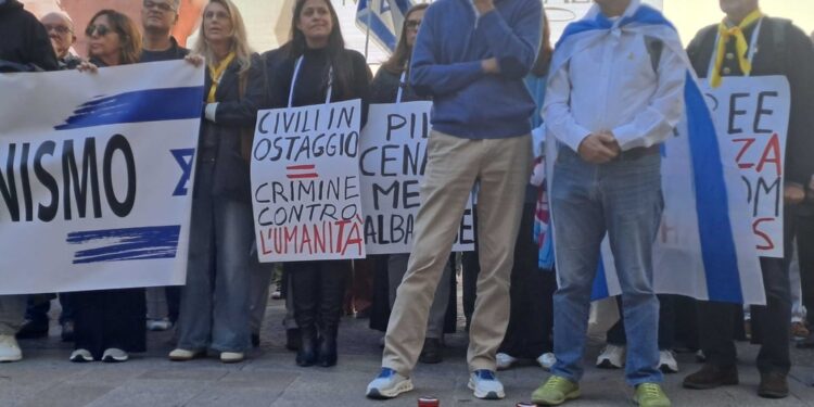 Intorno ai manifestanti un cordone di Polizia