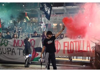 Una bici contro un'agente