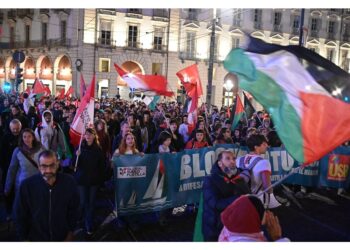 In oltre duemila manifestano contro il blocco delle barche