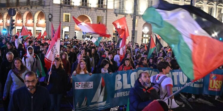 In oltre duemila manifestano contro il blocco delle barche