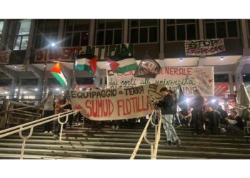 I manifestanti davanti al Comune sono partiti in corteo