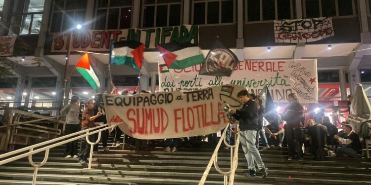 I manifestanti davanti al Comune sono partiti in corteo