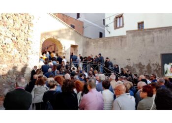 Funerale a Castelsardo. Il parroco