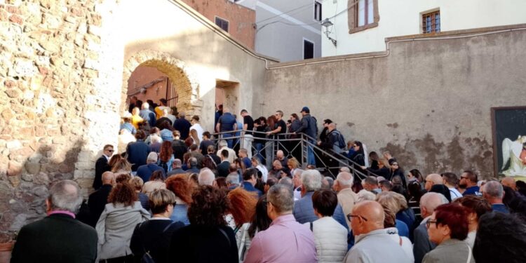 Funerale a Castelsardo. Il parroco