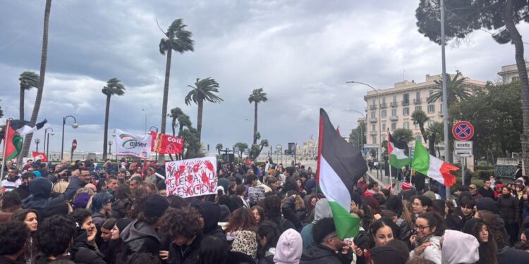 Tantissimi studenti al grido 'Palestina libera'