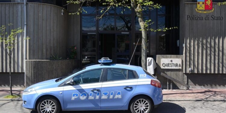 Banditi hanno disseminato chiodi e lasciato ordigni rudimentali