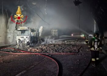 Tra Firenze e Bologna fuoco danneggia anche l'infrastruttura