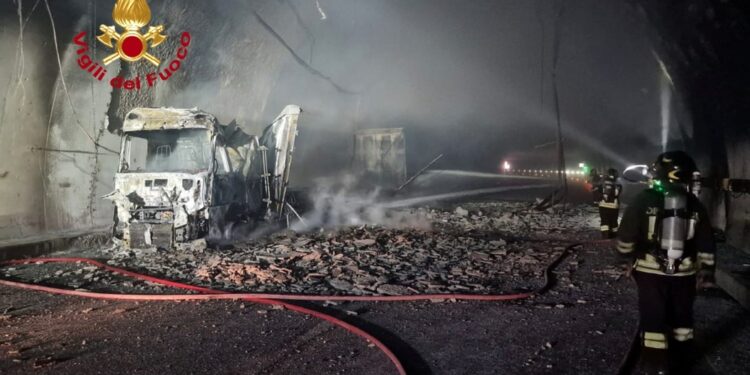 Tra Firenze e Bologna fuoco danneggia anche l'infrastruttura