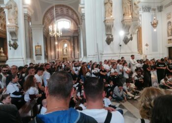 Indossano maglietta con la foto della vittima