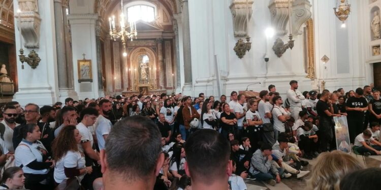 Indossano maglietta con la foto della vittima