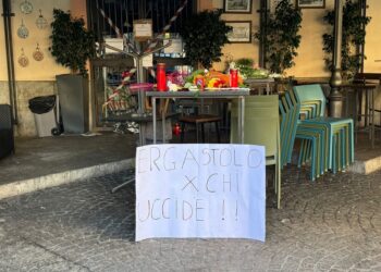 Via vai di cittadini sul luogo del delitto