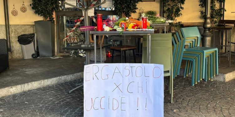 Via vai di cittadini sul luogo del delitto