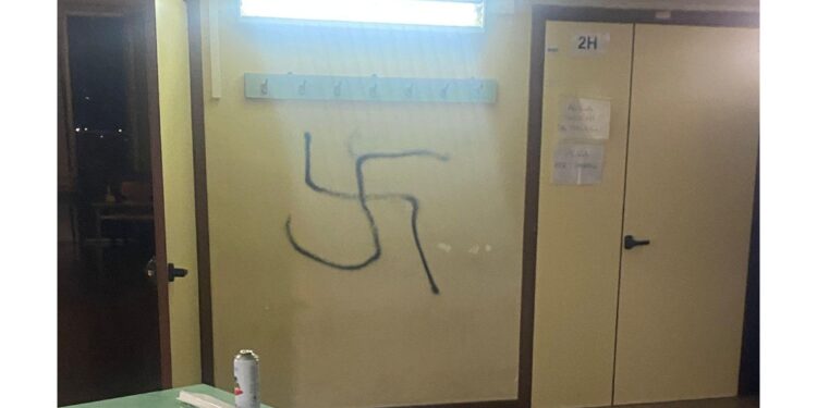 A Genova. Svastiche sui muri al grido di 'viva il duce'