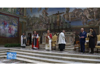 Prima volta in 500 anni. Alla funzione Camilla accanto al re