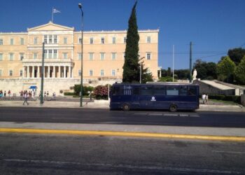 Grazie ai voti del partito al governo Nea Dimokratia