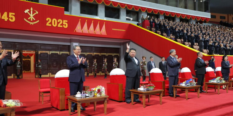 In piazza Kim Il Sung con ospiti stranieri
