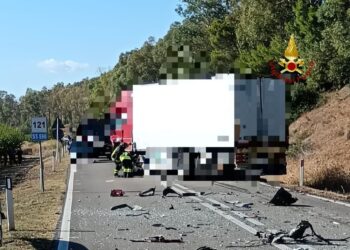 Scontro con camion. In 10 persone viaggiavano su un'auto da 7