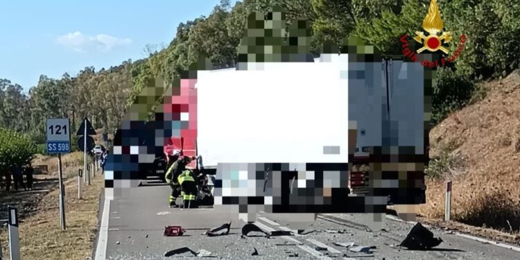 Scontro con camion. In 10 persone viaggiavano su un'auto da 7