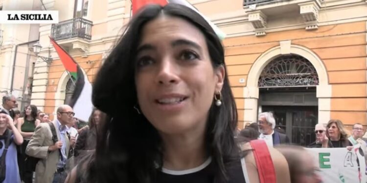 Commenti offensivi sulla sua partecipazione al corteo di Catania