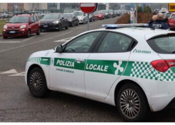 Travolta dal mezzo mentre stava attraversando sulle strisce
