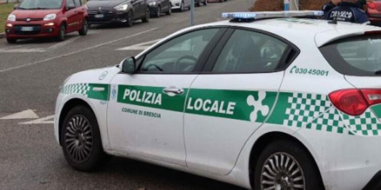 Travolta dal mezzo mentre stava attraversando sulle strisce
