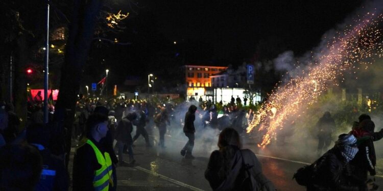 Manifestanti bloccati a margine del corteo pro Pal