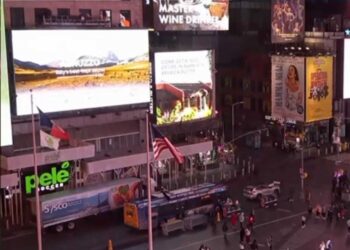 Il video sui led della piazza americana