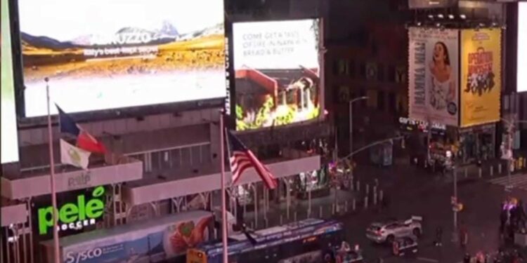 Il video sui led della piazza americana