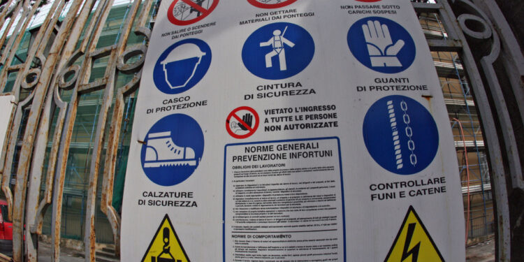 Stava partecipando a operazioni di carico e scarico argilla