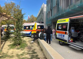 A Pescara posto medico avanzato. Nell'aula forse ammoniaca