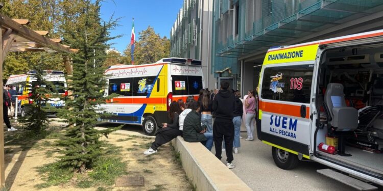A Pescara posto medico avanzato. Nell'aula forse ammoniaca