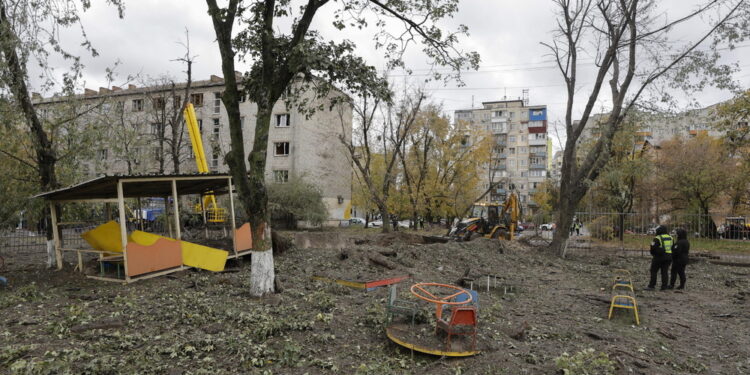Anche 6 bambini. Colpiti due palazzi nella capitale