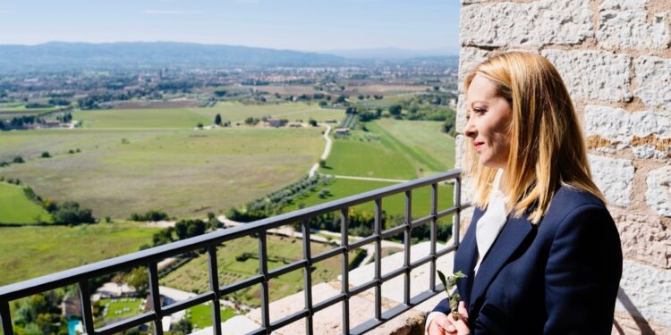 'Hanno dovuto fronteggiare aggressioni e lanci di oggetti'