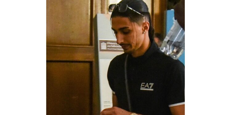 L'episodio nel 2021 a Milano. 'Lui e suoi amici hanno risarcito'