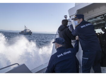 La loro imbarcazione si è rovesciata in mare