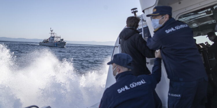 La loro imbarcazione si è rovesciata in mare