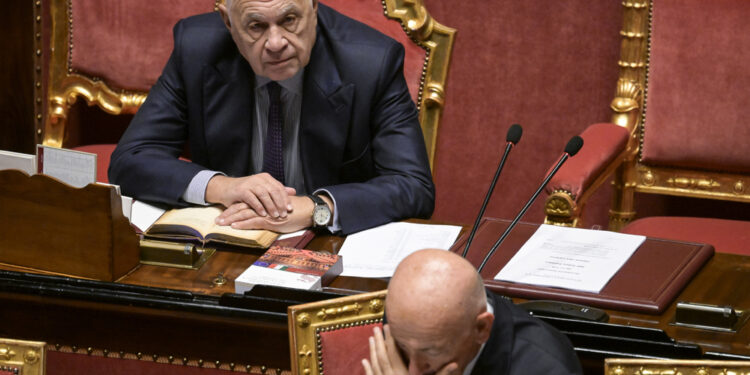 Il ministro lasciando il Senato dopo la scelta di non replicare