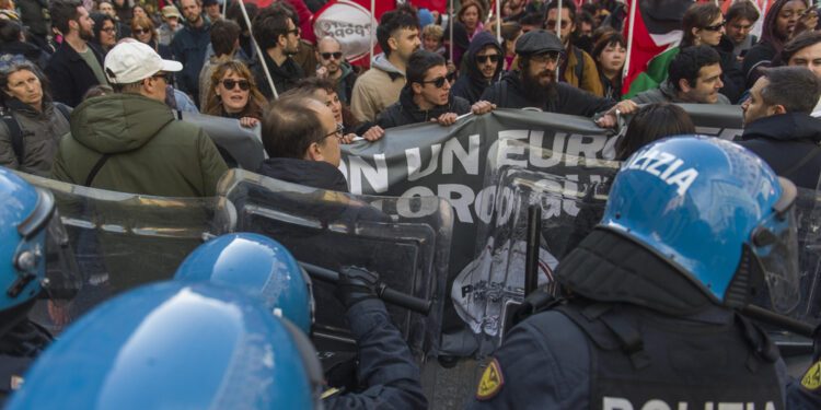 Una parte del gruppo ha tentato altro accesso alla stazione