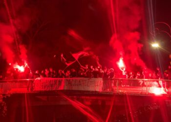 Manifestanti a Piazza dei Cinquecento in mezzo alla strada
