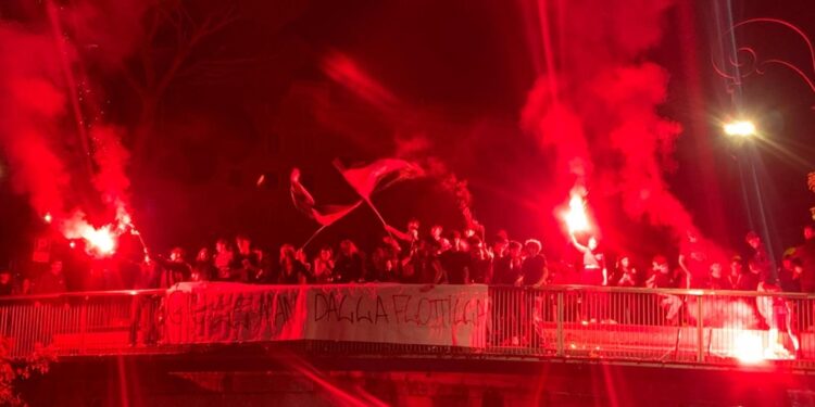 Manifestanti a Piazza dei Cinquecento in mezzo alla strada