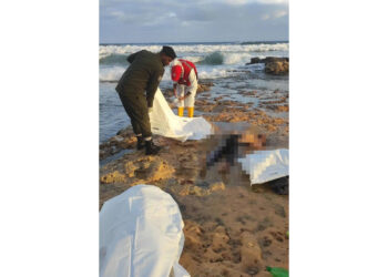 Cadaveri di migranti recuperati in spiaggia