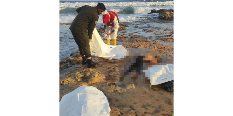 Cadaveri di migranti recuperati in spiaggia