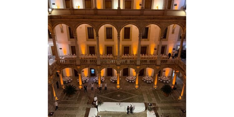 Tavoli per 400 ospiti anche in loggiato parlamentare.M5s critica