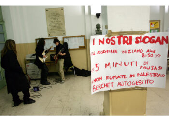 Lucchetti alle porte e lezioni sospese