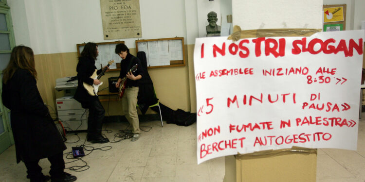Lucchetti alle porte e lezioni sospese