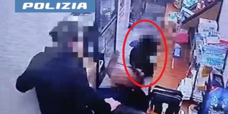 Aggressione in loro negozio